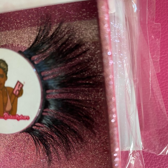 Eyelash extensions - Picture 7 of 12